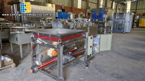 Rosca alimentadora transportadora helicoidal inclinada com silo receptor em inox Maqinox
