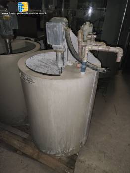 Tanque em polmero com eixoem inox e com bomba diafragma